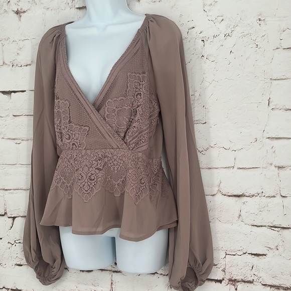 Lulu’s “Loving Arms” Faux Wrap Lace Too, Size M - Picture 4 of 10